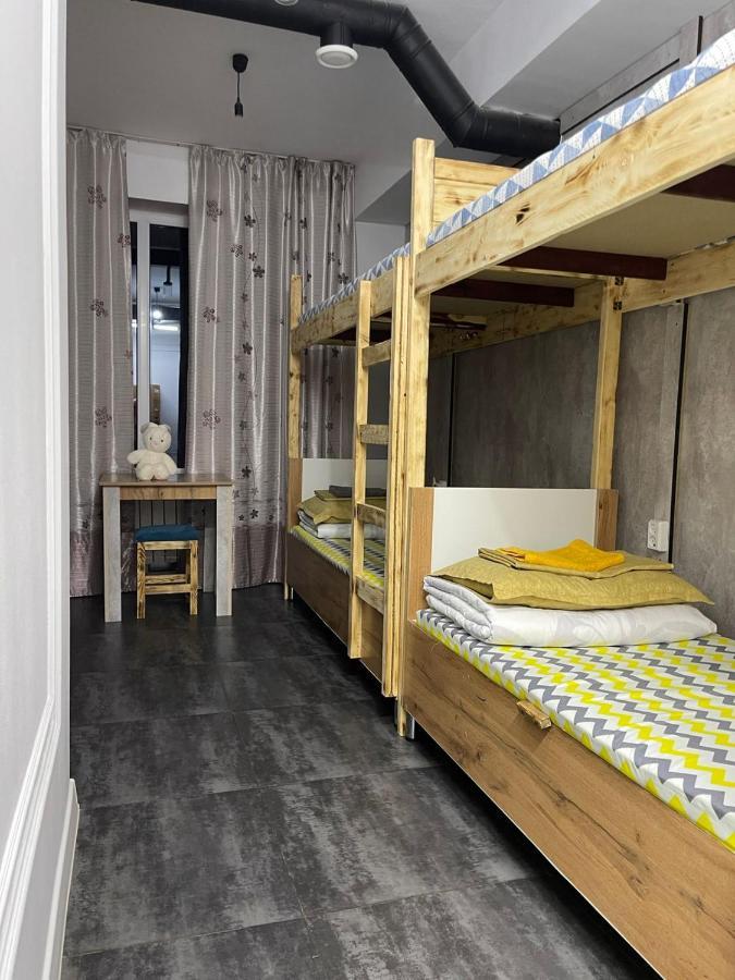 Hostel Del Luna Alma-Ata Exteriör bild