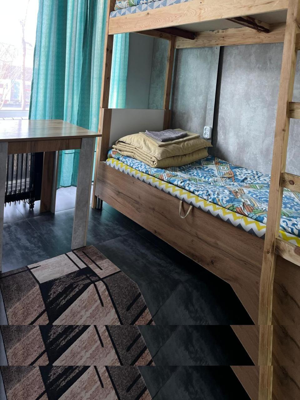 Hostel Del Luna Alma-Ata Exteriör bild