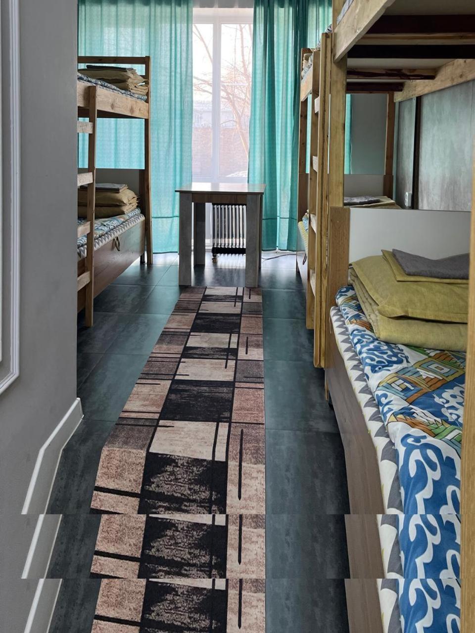 Hostel Del Luna Alma-Ata Exteriör bild