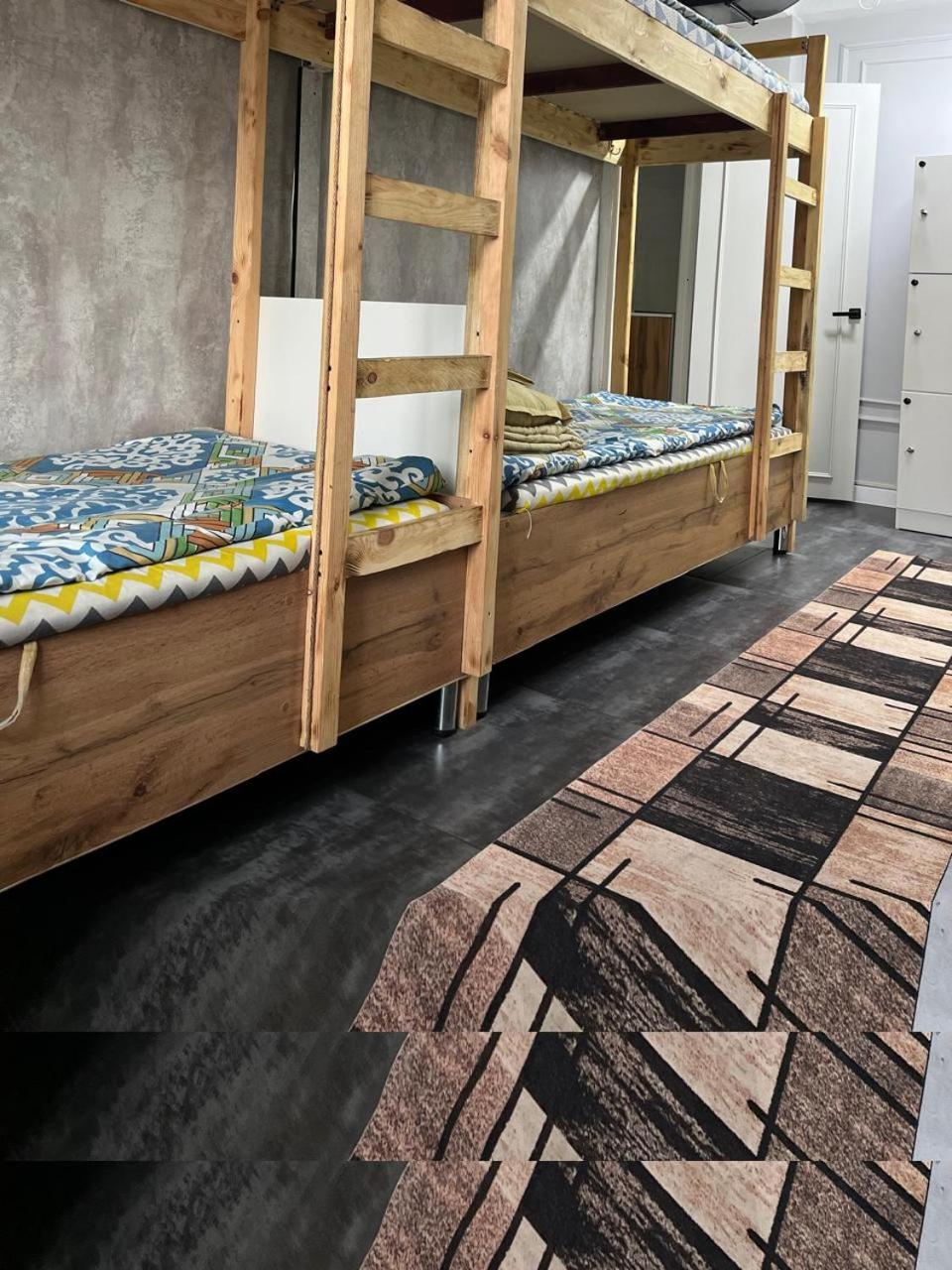 Hostel Del Luna Alma-Ata Exteriör bild